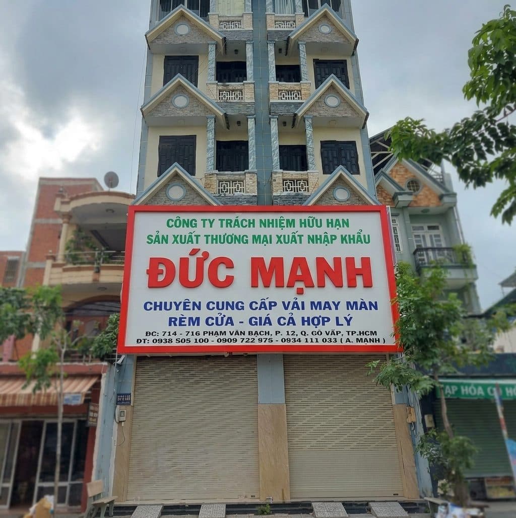 Mặt tiền cửa hàng Công ty Đức Mạnh với bảng hiệu chuyên cung cấp vải may màn, rèm cửa